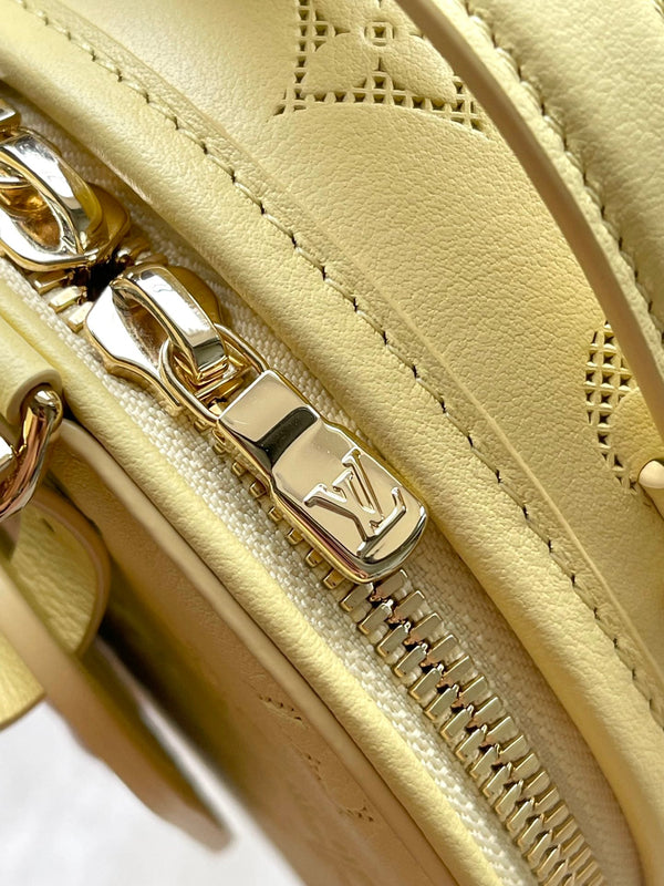 MINI CAPPELLIERA SCATOLA 13 IN PELLE DI VITELLO TRAFORATA CON MONOGRAMMA GIALLO BANANA