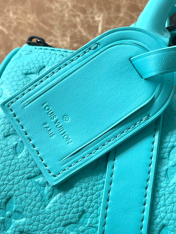 KEEPALL CROSSBODY 25 IN PELLE DI VITELLO CON MONOGRAMMA IN RILIEVO BLU TURCHESE