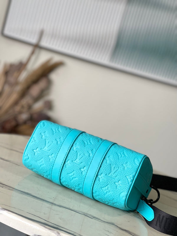 KEEPALL CROSSBODY 25 IN PELLE DI VITELLO CON MONOGRAMMA IN RILIEVO BLU TURCHESE