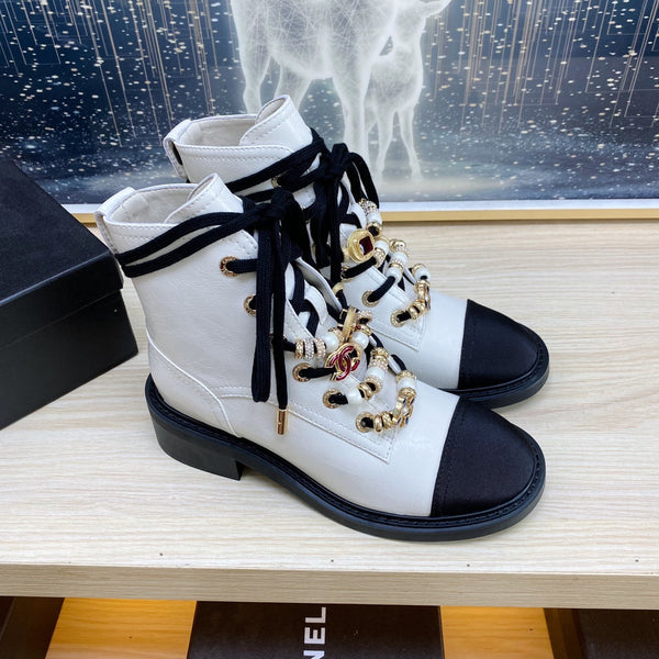 STIVALI COMBAT CC IN PELLE DI VITELLO BIANCA RUGOSA E GROSGRAIN NERO CON PERLA FINTA