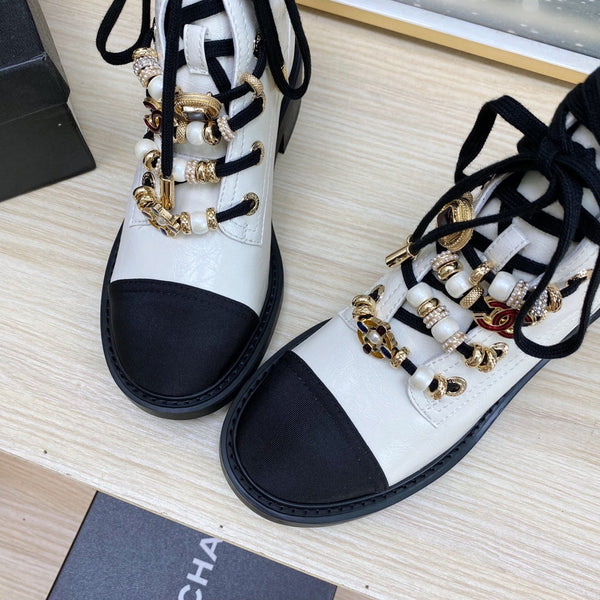 STIVALI COMBAT CC IN PELLE DI VITELLO BIANCA RUGOSA E GROSGRAIN NERO CON PERLA FINTA