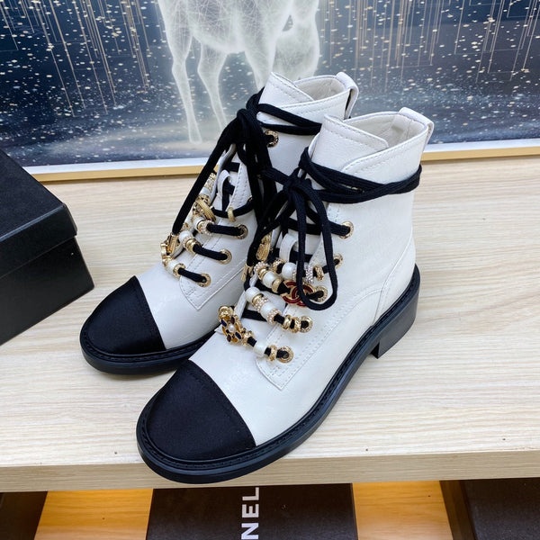 STIVALI COMBAT CC IN PELLE DI VITELLO BIANCA RUGOSA E GROSGRAIN NERO CON PERLA FINTA