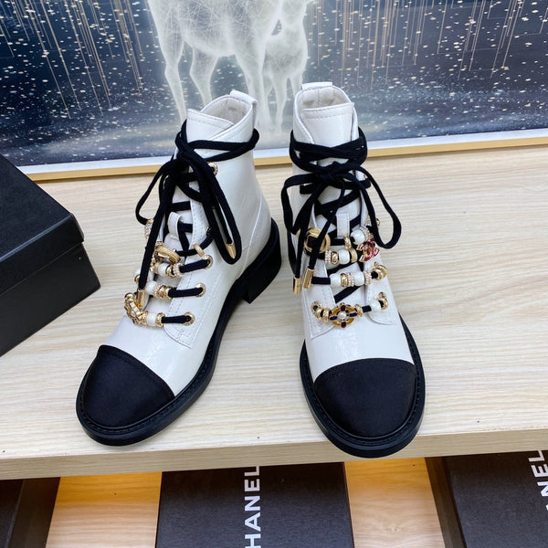 STIVALI COMBAT CC IN PELLE DI VITELLO BIANCA RUGOSA E GROSGRAIN NERO CON PERLA FINTA