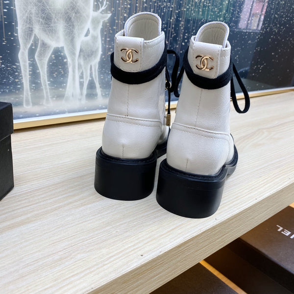 STIVALI COMBAT CC IN PELLE DI VITELLO BIANCA RUGOSA E GROSGRAIN NERO CON PERLA FINTA