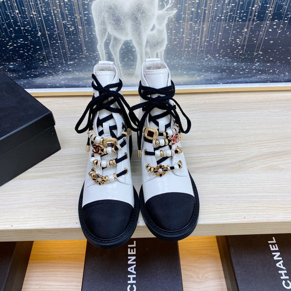 STIVALI COMBAT CC IN PELLE DI VITELLO BIANCA RUGOSA E GROSGRAIN NERO CON PERLA FINTA