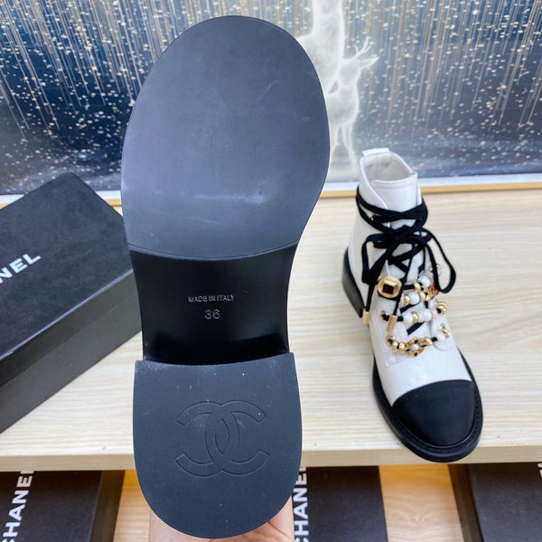 STIVALI COMBAT CC IN PELLE DI VITELLO BIANCA RUGOSA E GROSGRAIN NERO CON PERLA FINTA