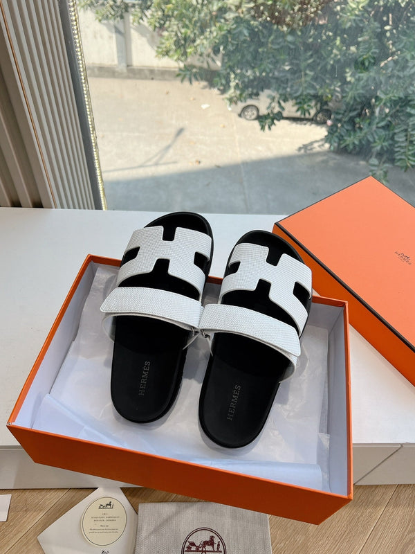 CHYPRE SANDAL IN WHITE SHINY GRAINED CALFSKIN