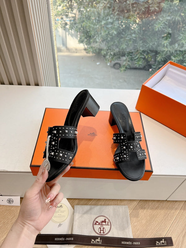 SANDALO OASIS IN VITELLO NERO CON BORCHIE