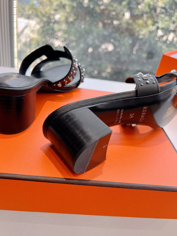 SANDALO OASIS IN VITELLO NERO CON BORCHIE