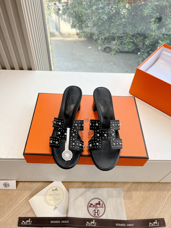 SANDALO OASIS IN VITELLO NERO CON BORCHIE