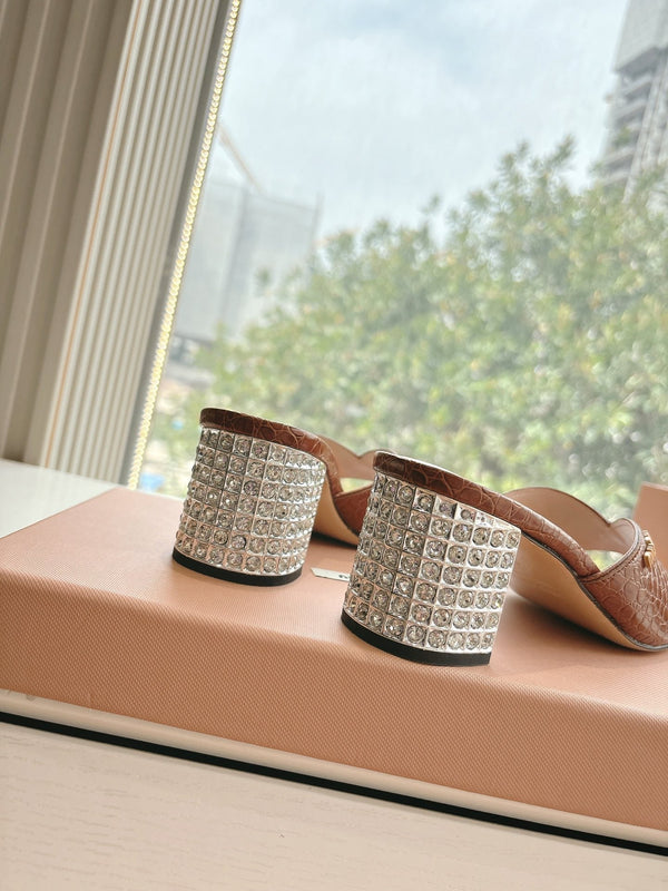 Sandali Miu Brown con stampa coccodrillo e tacco decorato 223917