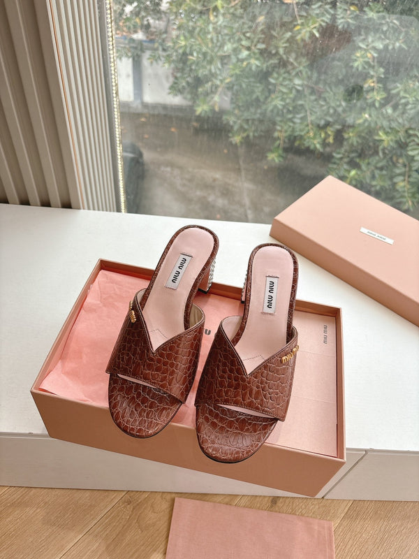 Sandali Miu Brown con stampa coccodrillo e tacco decorato 223917