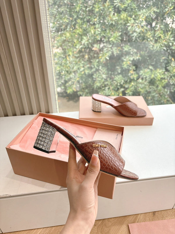 Sandali Miu Brown con stampa coccodrillo e tacco decorato 223917