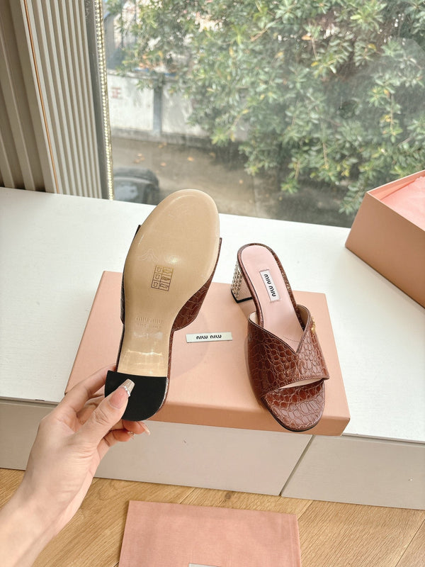 Sandali Miu Brown con stampa coccodrillo e tacco decorato 223917