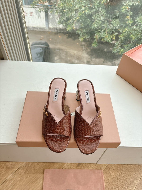 Sandali Miu Brown con stampa coccodrillo e tacco decorato 223917