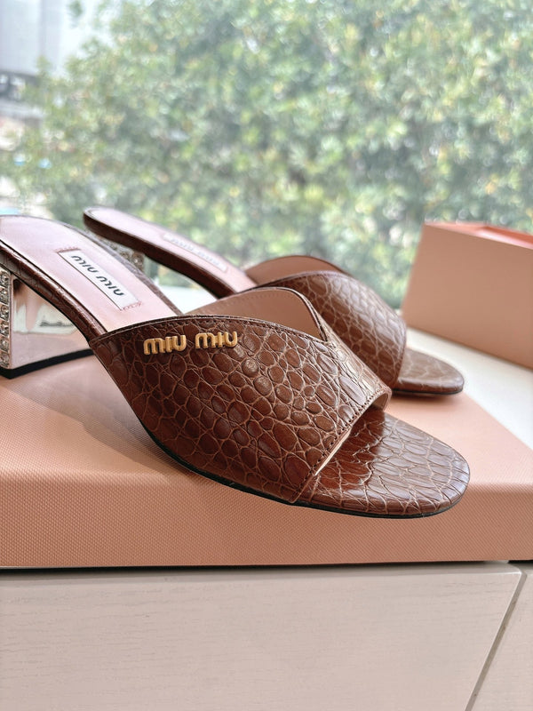 Sandali Miu Brown con stampa coccodrillo e tacco decorato 223917