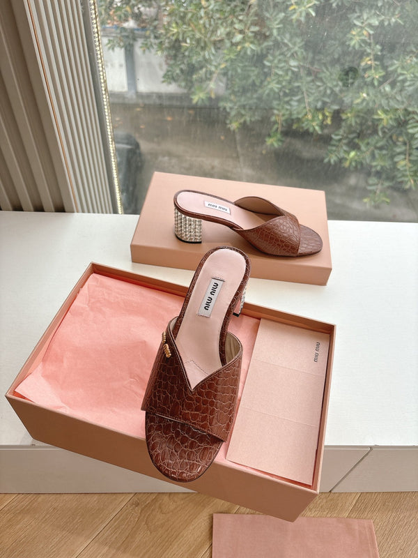 Sandali Miu Brown con stampa coccodrillo e tacco decorato 223917