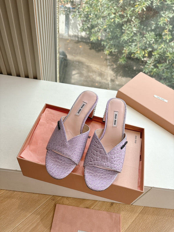 Sandali Miu viola con stampa coccodrillo e tacco decorato 223918