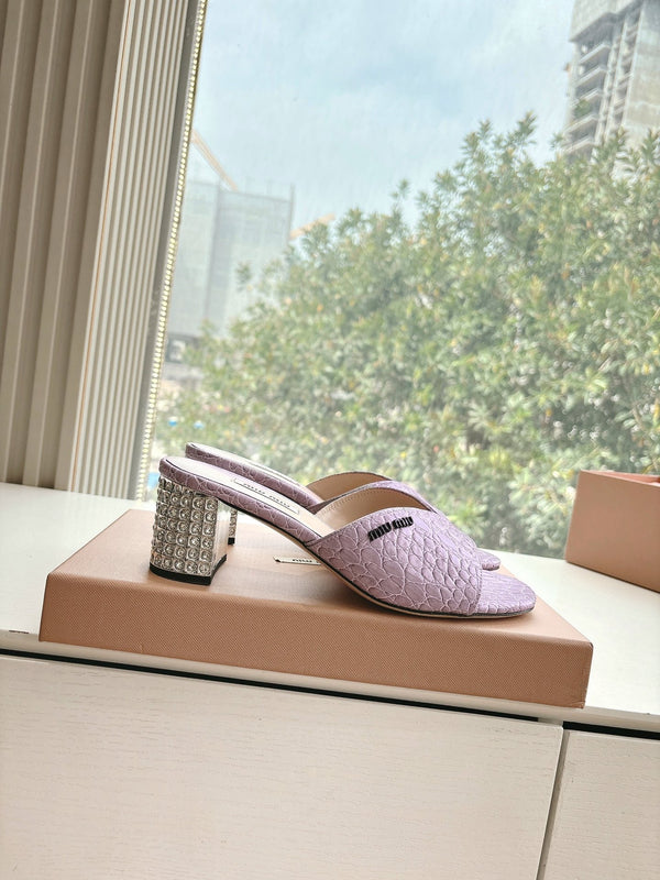 Sandali Miu viola con stampa coccodrillo e tacco decorato 223918