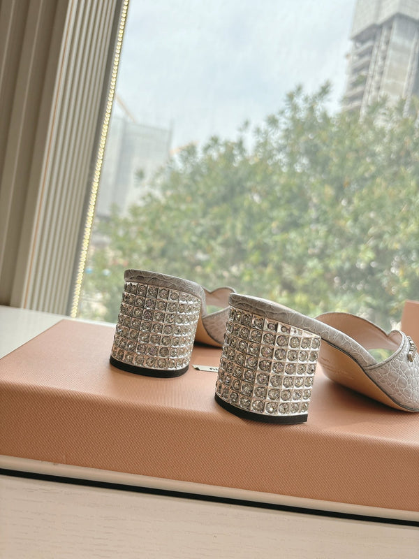 Sandali Miu con tacco decorato e stampa coccodrillo grigia 223919