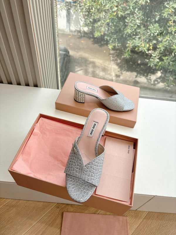 Sandali Miu con tacco decorato e stampa coccodrillo grigia 223919