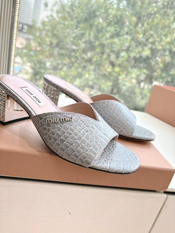 Sandali Miu con tacco decorato e stampa coccodrillo grigia 223919