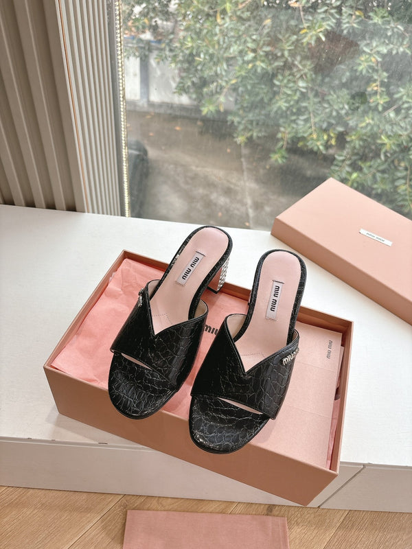 Miu Miu Sandali con tacco decorato e stampa coccodrillo nera 223920