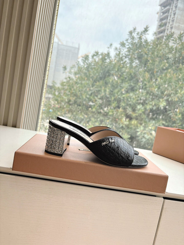 Miu Miu Sandali con tacco decorato e stampa coccodrillo nera 223920