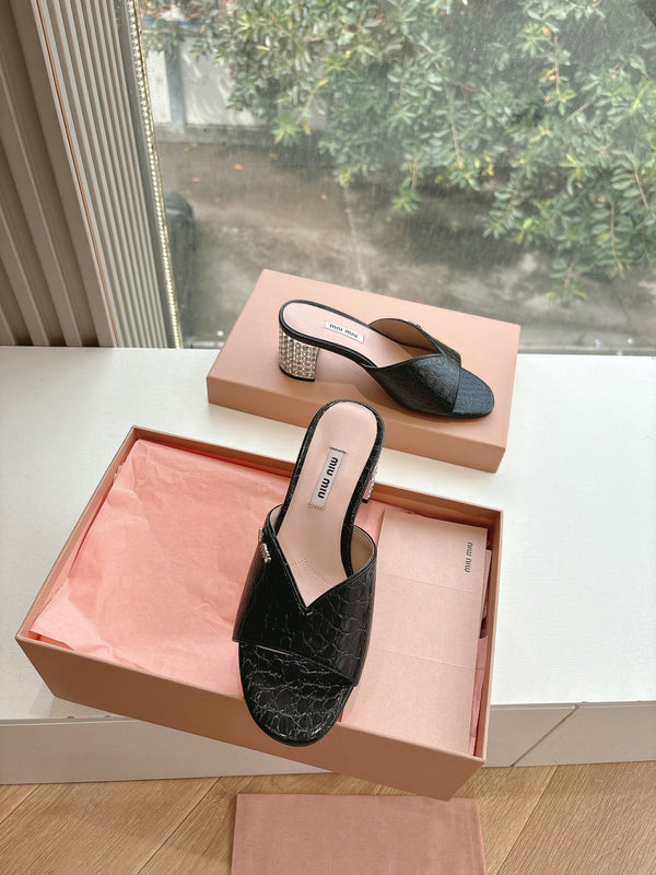 Miu Miu Sandali con tacco decorato e stampa coccodrillo nera 223920