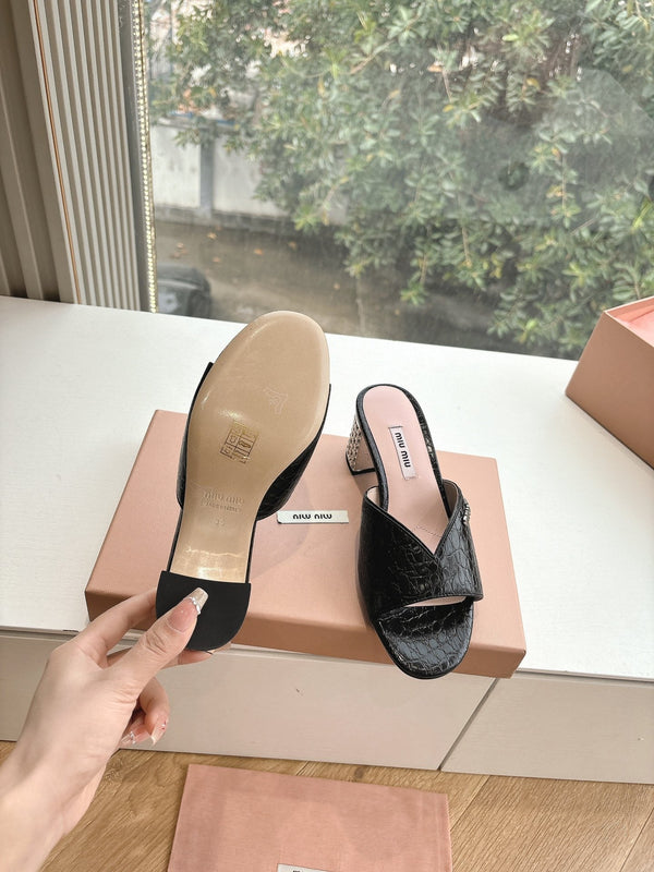 Miu Miu Sandali con tacco decorato e stampa coccodrillo nera 223920