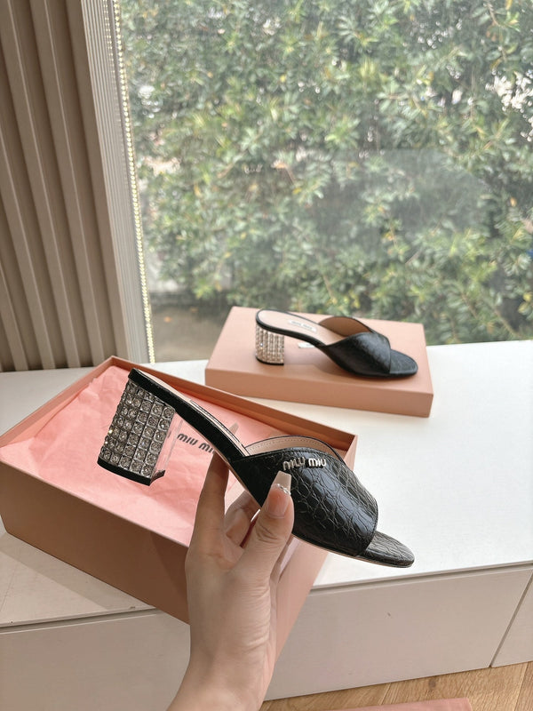 Miu Miu Sandali con tacco decorato e stampa coccodrillo nera 223920