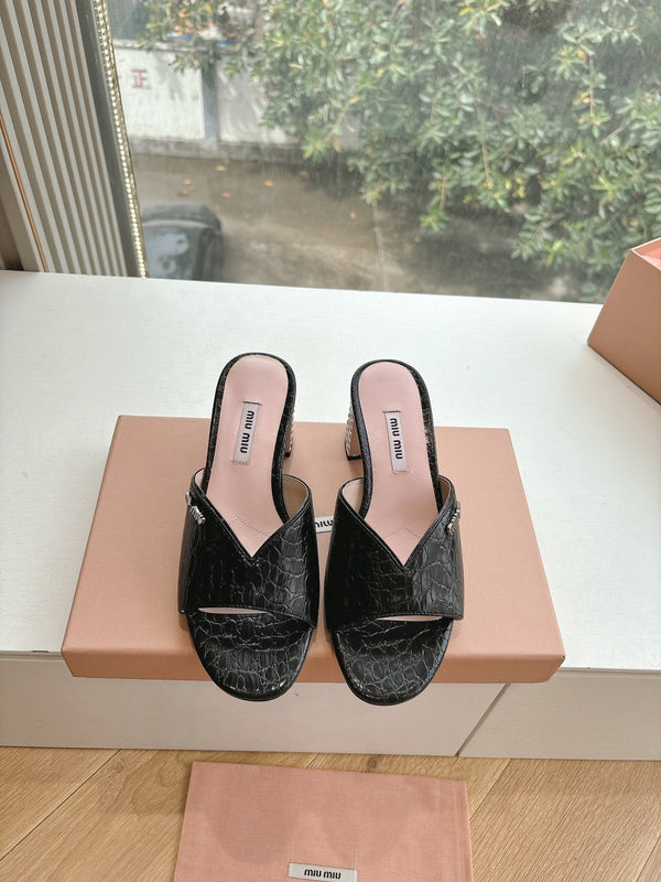 Miu Miu Sandali con tacco decorato e stampa coccodrillo nera 223920