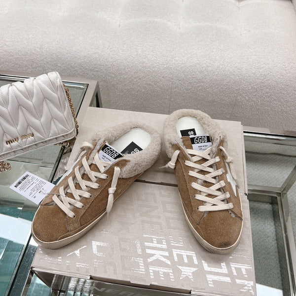 THICK-SOLED SUPER-STAR SABOTS IN BROWN SUEDE WITH WHITE STAR