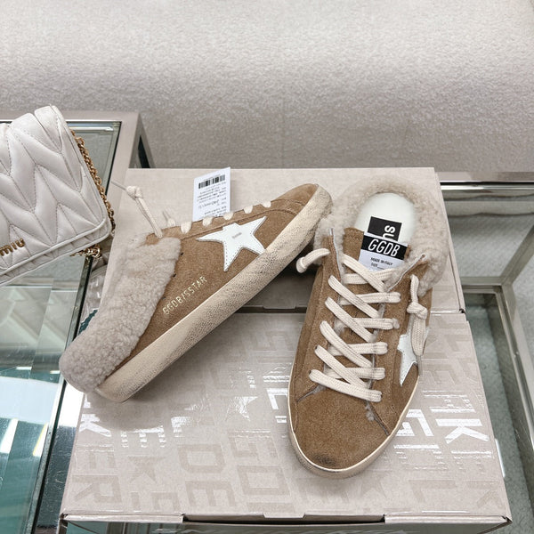 THICK-SOLED SUPER-STAR SABOTS IN BROWN SUEDE WITH WHITE STAR