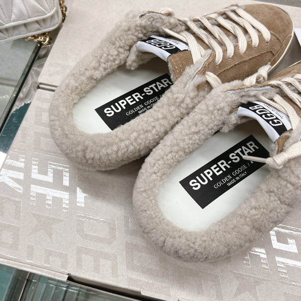 THICK-SOLED SUPER-STAR SABOTS IN BROWN SUEDE WITH WHITE STAR