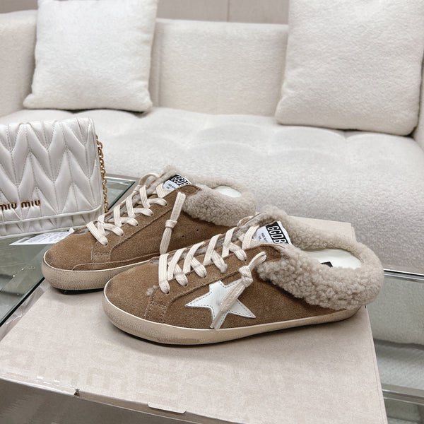 THICK-SOLED SUPER-STAR SABOTS IN BROWN SUEDE WITH WHITE STAR