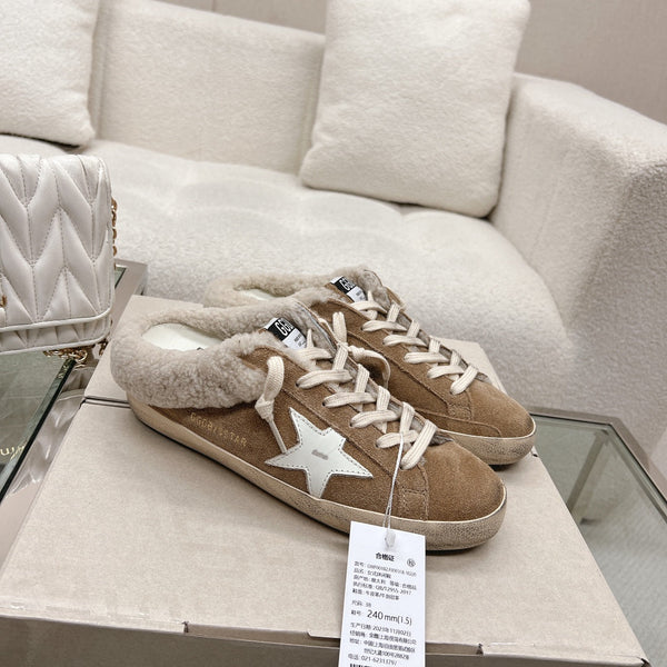 THICK-SOLED SUPER-STAR SABOTS IN BROWN SUEDE WITH WHITE STAR