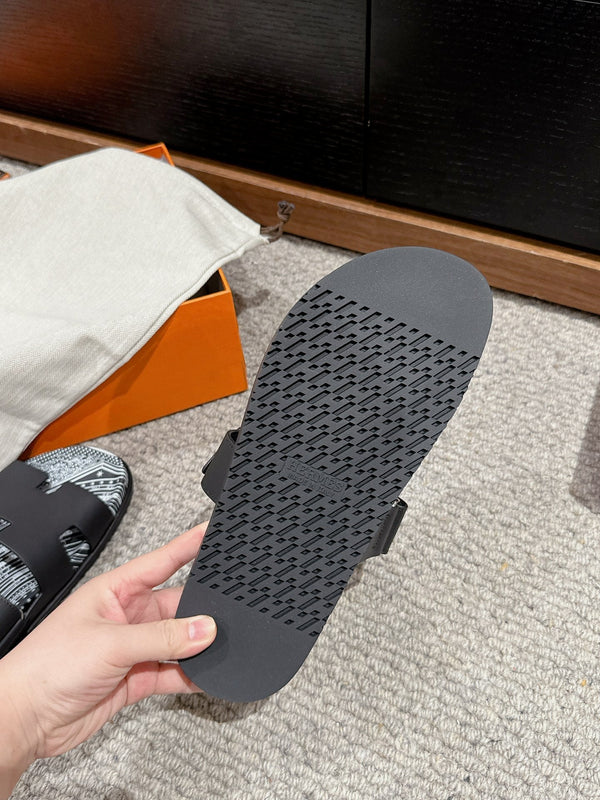 SANDALO CYPRUS IN PELLE DI VITELLO NERA UNICO