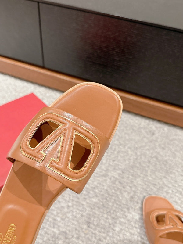 SANDALO CIABATTA IN PELLE DI VITELLO MARRONE BRONZO CON TAGLIO VLOGO