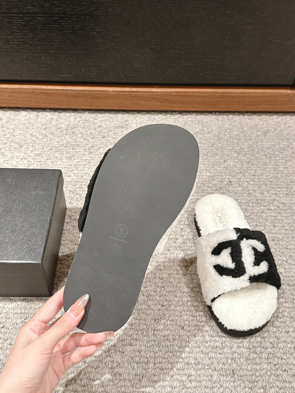 CC SLIPPERS IN WHITE MIX BLACK FLEECE