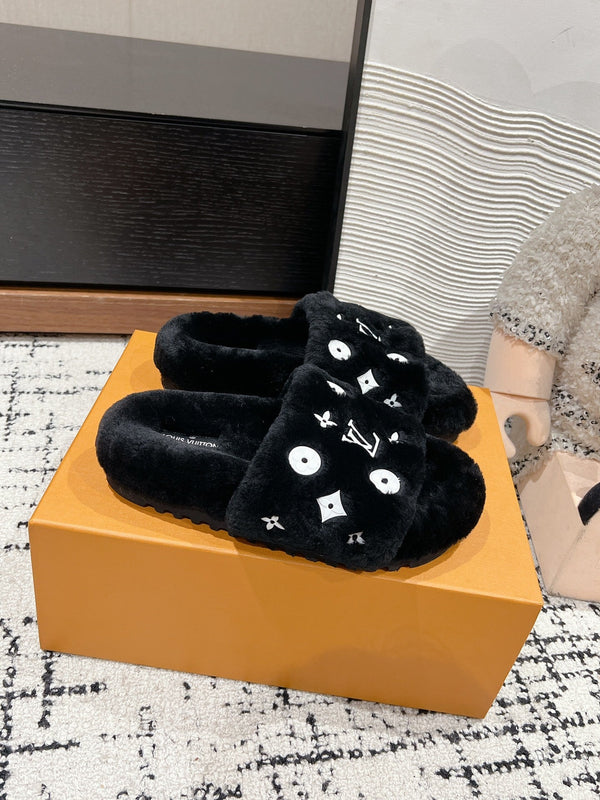 SLIPPER IN BLACK WOOL