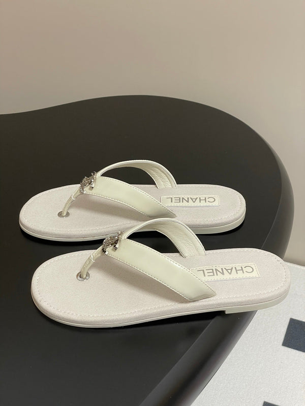 CC 25P Double C 1 Motif Thongs Sandal Grey Sheepskin 247704