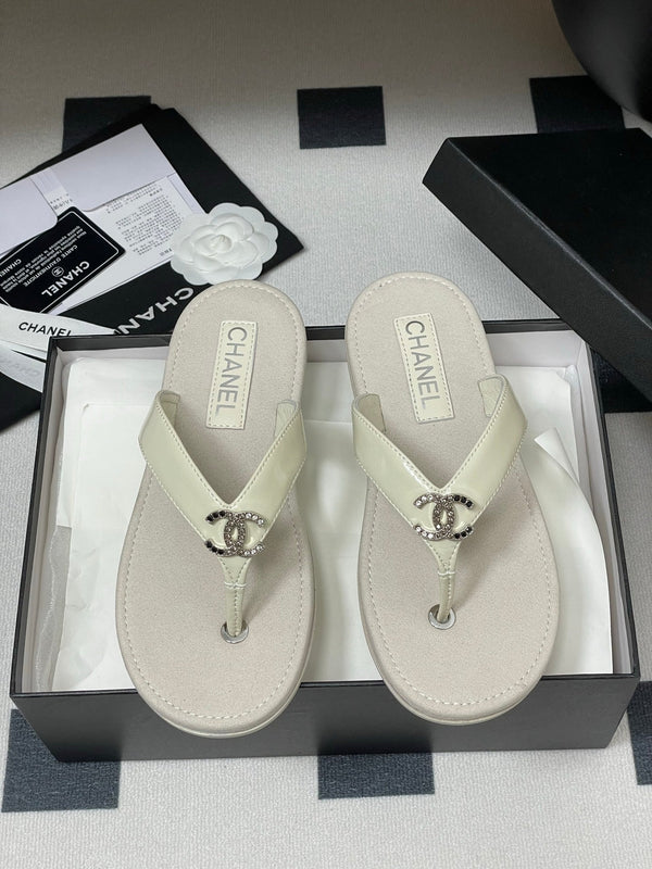CC 25P Double C 1 Motif Thongs Sandal Grey Sheepskin 247704