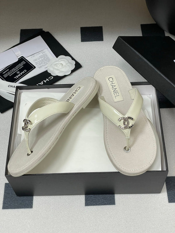 CC 25P Double C 1 Motif Thongs Sandal Grey Sheepskin 247704