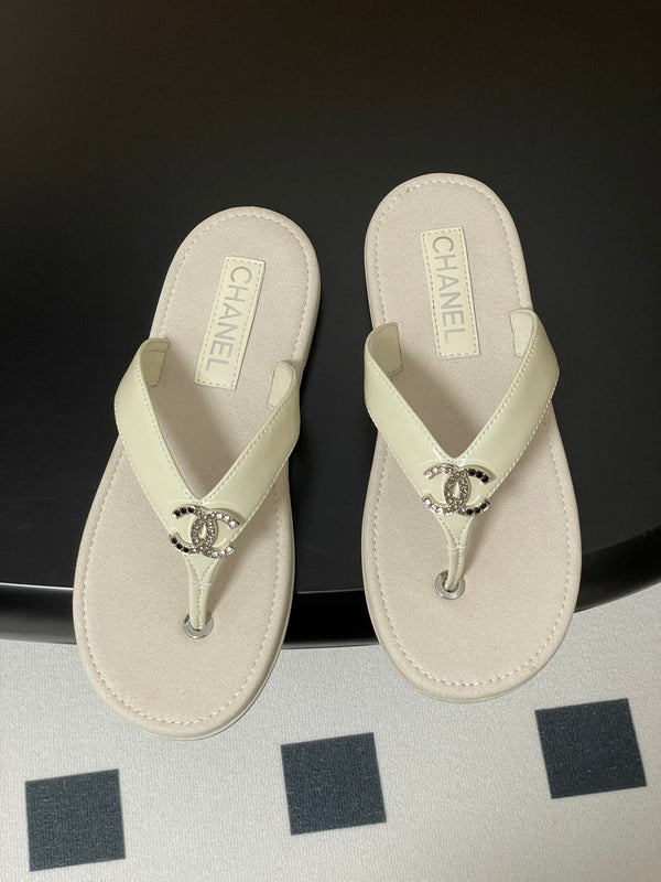CC 25P Double C 1 Motif Thongs Sandal Grey Sheepskin 247704