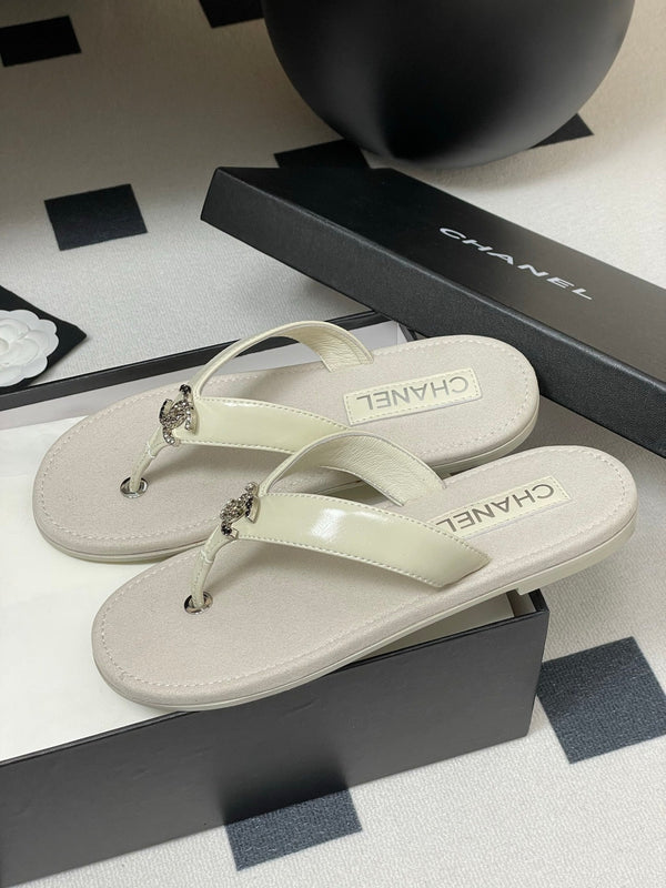 CC 25P Double C 1 Motif Thongs Sandal Grey Sheepskin 247704