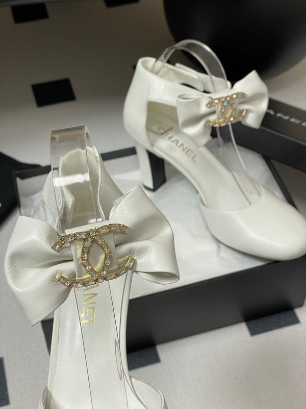 CC 25S Scarpe con tacco alto e fibbia in strass Double C 85 in pelle di pecora bianca 247572