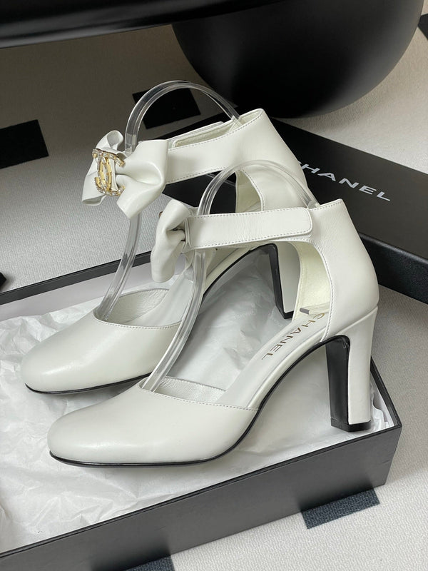 CC 25S Scarpe con tacco alto e fibbia in strass Double C 85 in pelle di pecora bianca 247572