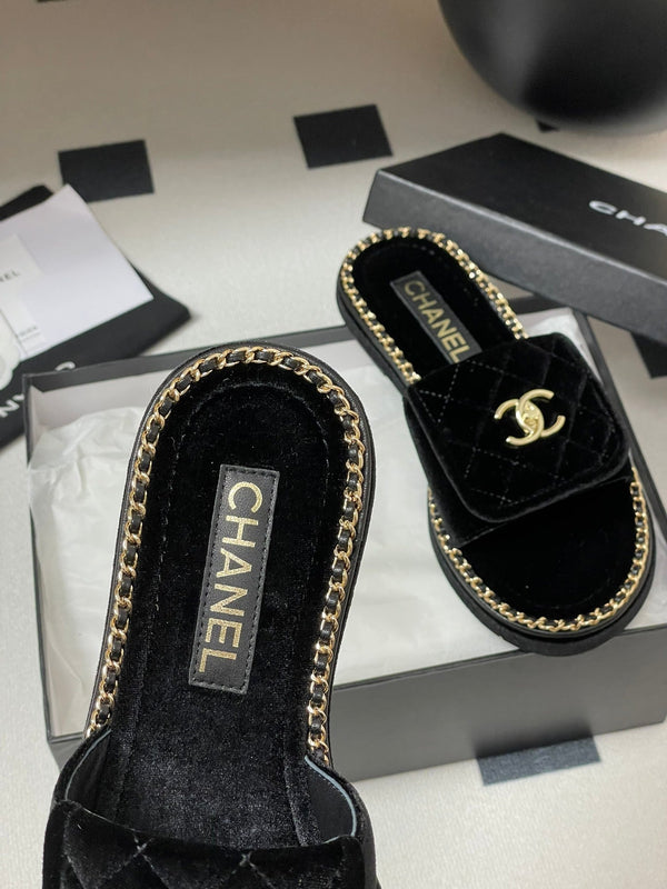 CC 25S Sandalo con fibbia e bordo a catena, in velluto nero 247585