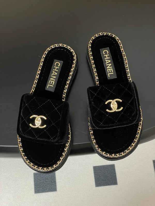 CC 25S Sandalo con fibbia e bordo a catena, in velluto nero 247585